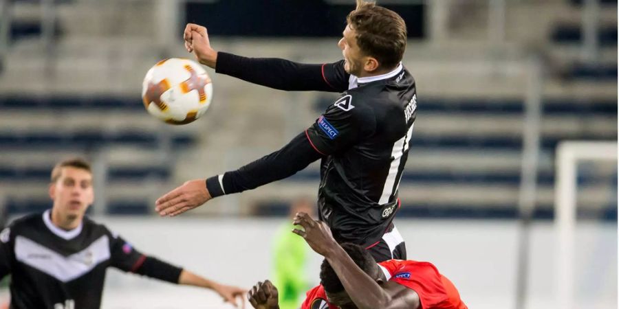 Luganos Balint Vecsei mit John Ogu im Kopfballzweikampf.