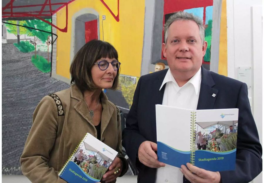 Vize-Stadtpräsidentin Dorena Raggenbass und Stadtpräsident Thomas Niederberger präsentieren die neue Stadtagenda - zvg