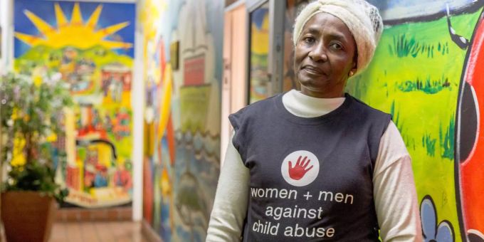 Sozialarbeiterin Elisabeth Mokoena steht im Gang der Kids Klinik in Alexandra. Junge Taxi Queens in Südafrika