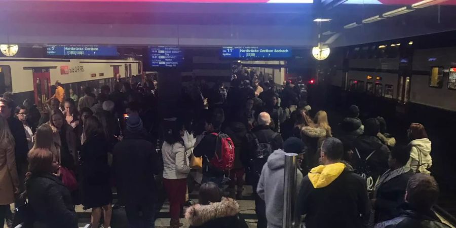 Zahlreiche Menschen warten am Zürich HB.