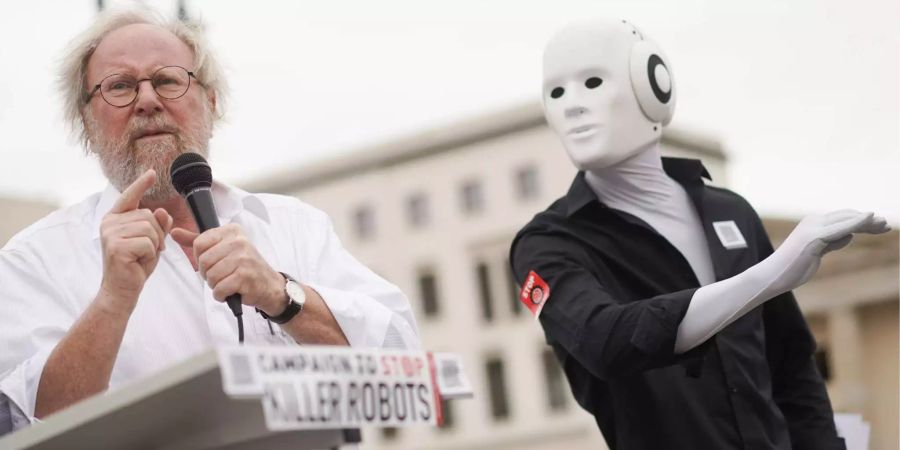 Der ehemalige Bundestagspräsident Wolfgang Thierse (SPD) spricht sich bei einer Demonstration gegen militärischer Killerroboter in Berlin für die Abschaffung dieser Waffensysteme aus.