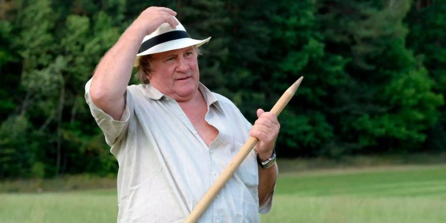 Gérard Depardieu auf einem Feld.