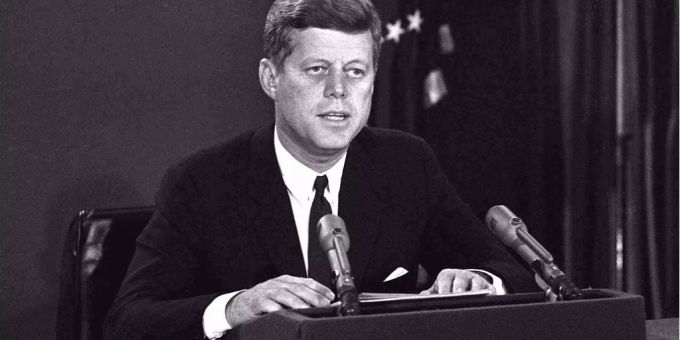 John F. Kennedy wurde fünf Jahre vor seinem Bruder erschossen. John F. Kennedy