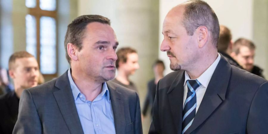 Berner Grossrat Ruedi Löffel-Wenger (l.), EVP, diskutiert mit dem Regierungsratskandidaten Patrick Gsteiger (r.), EVP, nach den Regierungsrat-Ersatzwahlen des Kantons Bern,