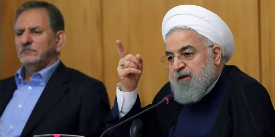 Irans Präsident Hassan Ruhani redet während einer Kabinettssitzung in Teheran.