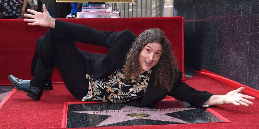 Der US-Komiker und Musiker «Weird All» Yanokic posiert bei der Zeremonie, die ihn mit einem Stern auf dem «Walk of Fame» in Hollywood (USA) honoriert.