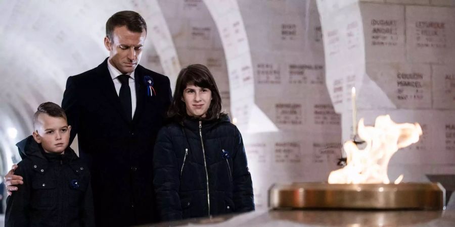 Der französische Präsident Emmanuel Macron erweist im Ossarium von Douaumont bei Verdun den Gefallenen seinen Respekt.