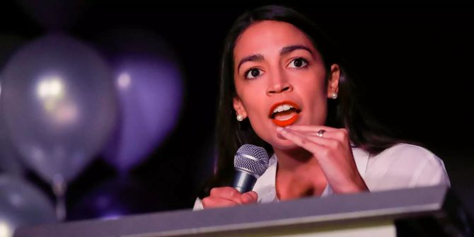 Alexandria Ocasio-Cortez spricht zu Anhängern.