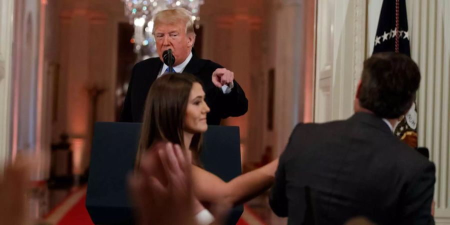 Eine Mitarbeiterin des Weissen Hauses versucht dem CNN-Journalisten Jim Acosta bei einer Pressekonferenz von US-Präsident Trump das Mikrofon zu entreissen.