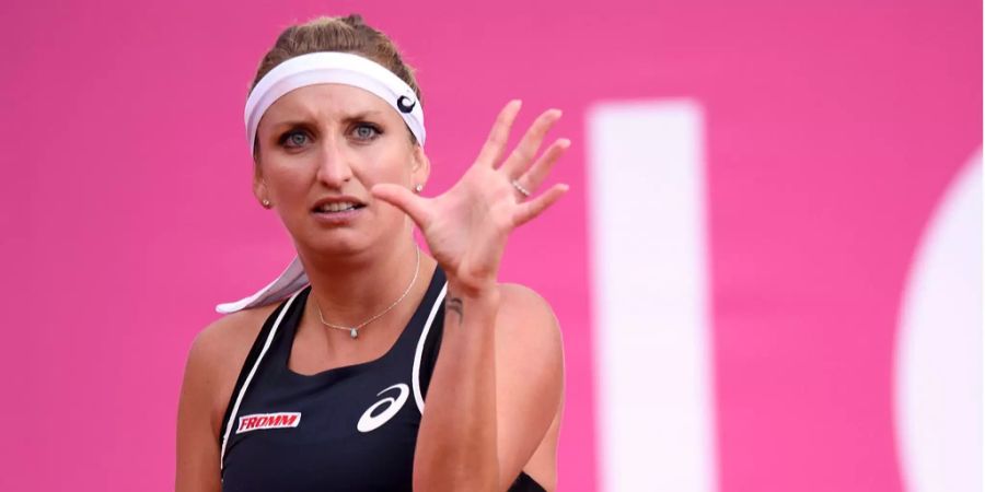 Timea Bacsinszky gestikuliert nach einem verlorenen Punkt (Archivbild).