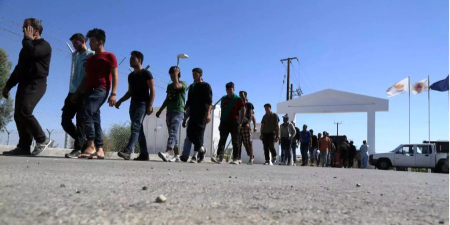 Syrische Flüchtlinge marschieren in Einerkolonne in Nikosia, Zypern (Archivbild).