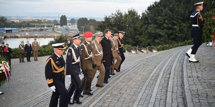 Andrzej Duda (5.v.l), Staatspräsident von Polen, nimmt an einer Kranzniederlegungszeremonie bei den Feierlichkeiten zum 79. Jahrestag des Ausbruchs des Zweiten Weltkriegs auf der Westerplatte in Danzig (POL) teil.