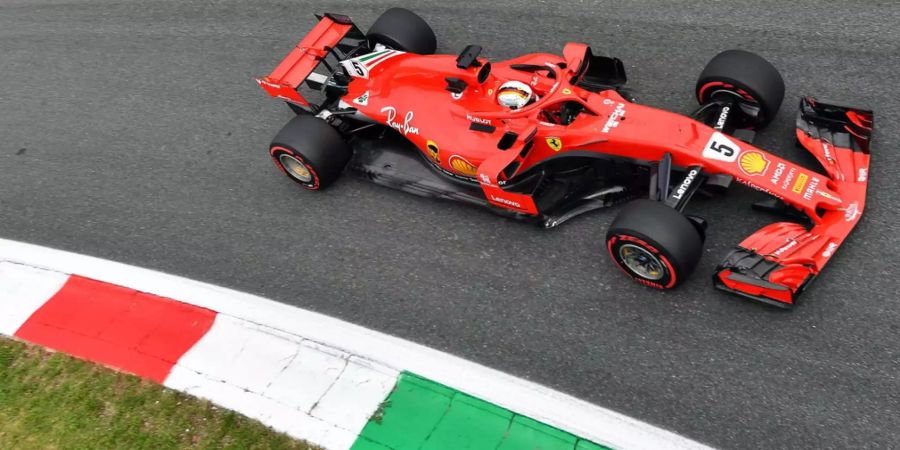 Sebastian Vettel im Ferrari auf dem Rundkurs in Monza.