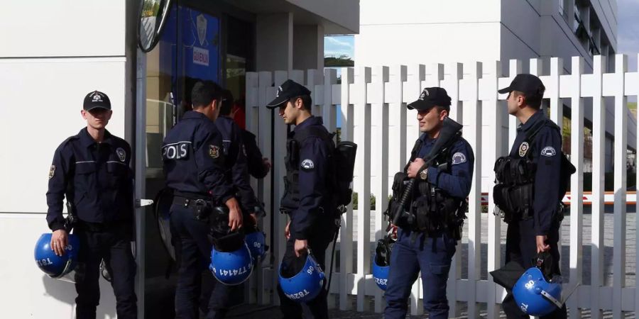 Türkische Polizisten vor einem Mediengebäude in Ankara.