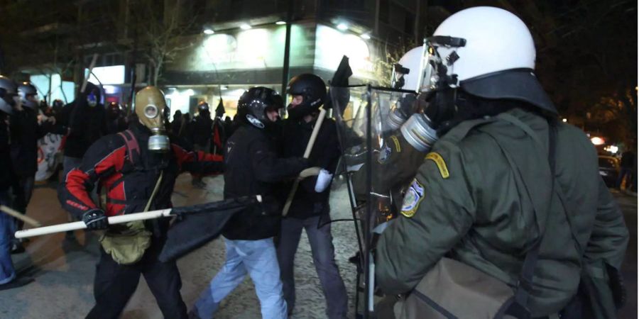 Anarchisten stossen mit Polizisten während eines Protests in Athen zusammen.