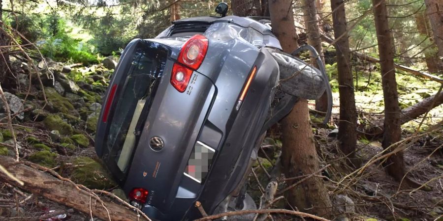 Das Unfallfahrzeug bleib auf der Seite liegen.