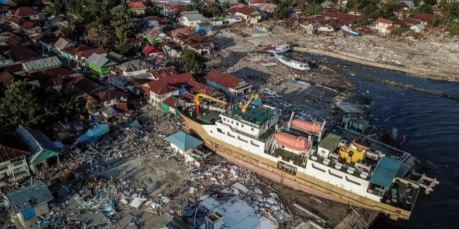 Ein am Strand gestrandetes Schiff nach dem Tsunami in Indonesien.