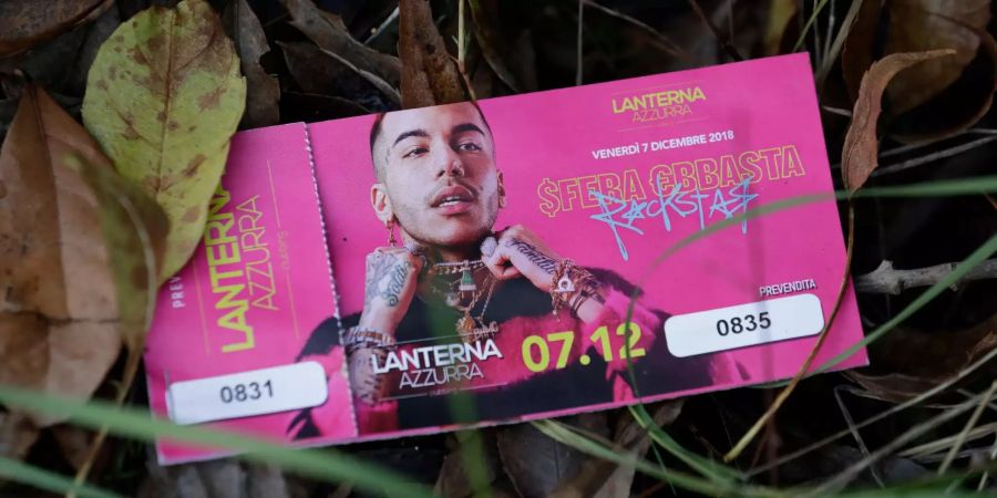 Ein Ticket für das Konzert des Rappers Sfera Ebbasta, das im Club «Lanterna Azzurra» stattfinden sollte, liegt in der Nähe des Clubs im Gras.