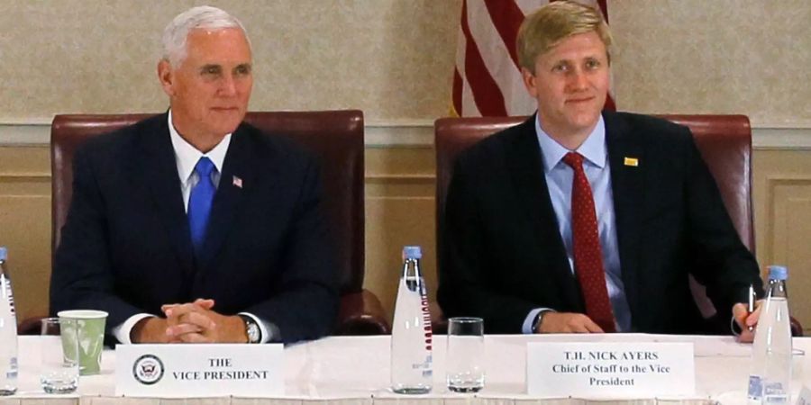 US-Vizepräsident Mike Pence und sein Stabschef Nick Ayers bei einer Veranstaltung im Jahr 2017.