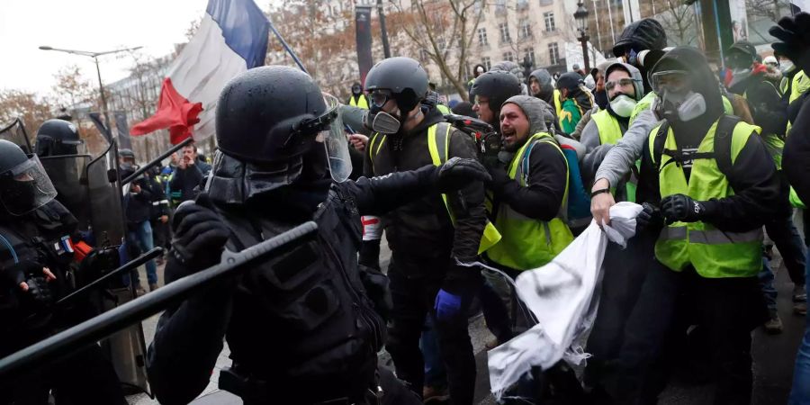 Bei den Protesten der «Gelbwesten» wurden am Samstagvormittag in Paris mehrere Hundert Menschen festgenommen.