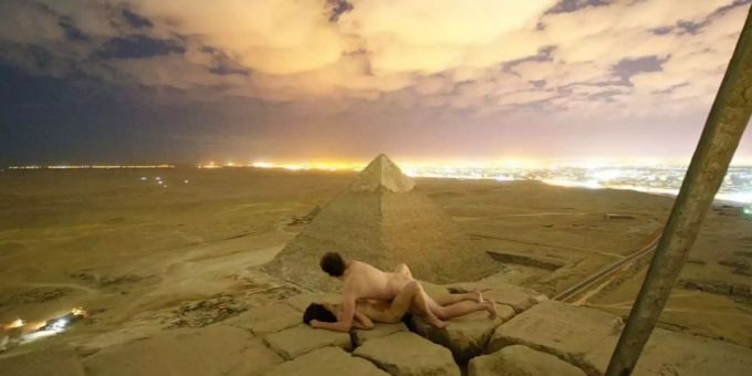 Der dänische Fotograf Andreas Hvid mit einer Frau auf der Cheops-Pyramide in Ägypten. Jetzt wurden ein Kameltreiber und eine Frau verhaftet. Sex Pyramide