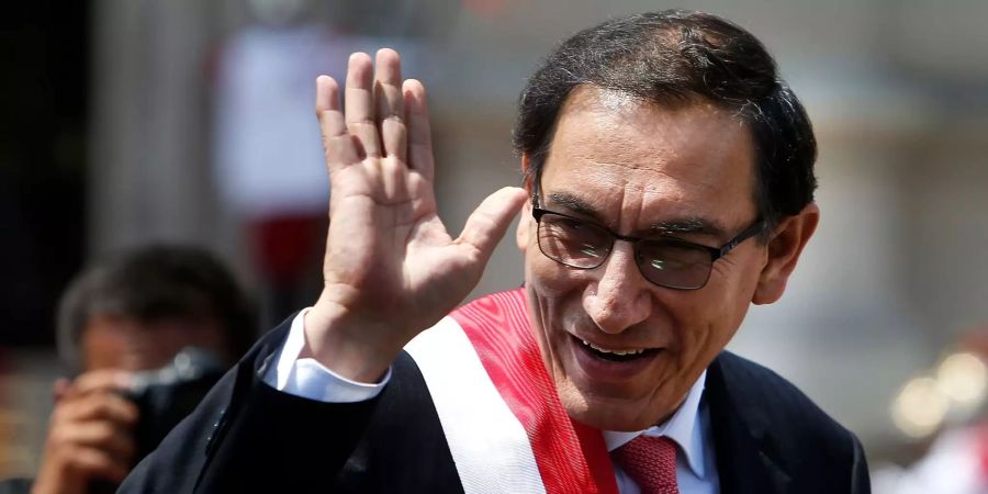 Martin Vizcarra winkt.