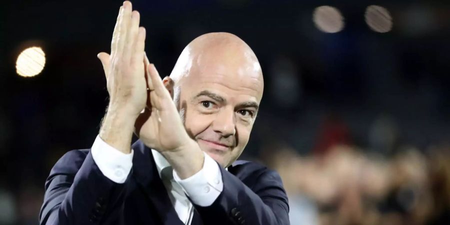 Gianni Infantino klatscht an einem Spiel der Frauen-U17-WM.