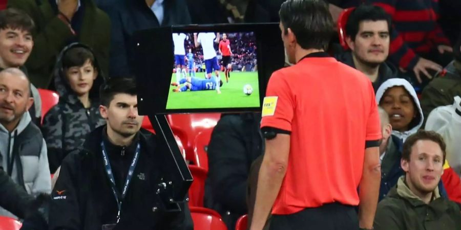 Ein Schiedsrichter schaut sich auf einem Bildschirm eine kritische Szene eines Spiels erneut an. VAR kam bereits an der WM in Russland zum Einsatz.