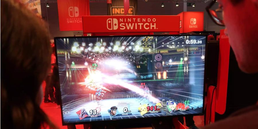 Zwei Personen testen an der Gamescom 2018 das Spiel Super Smash Bros. Ultimate, welches am 7. Dezember 2018 für die Nintendo Switch erscheinen soll.