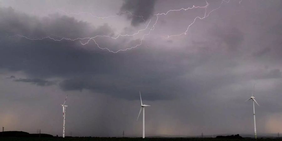 Ein Gewitter zieht auf. Purzelnde Temperaturen sind die Folge (Symbolbild).