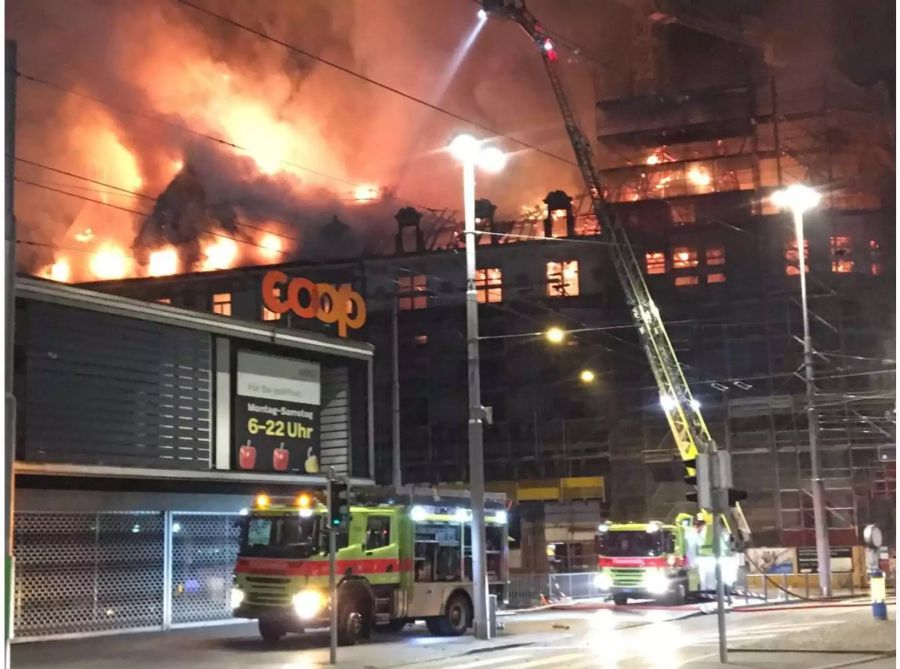 Feuerwehrleute löschen einen Brand am Bahnhofsplatz in der Nähe des Hauptbahnhofs.