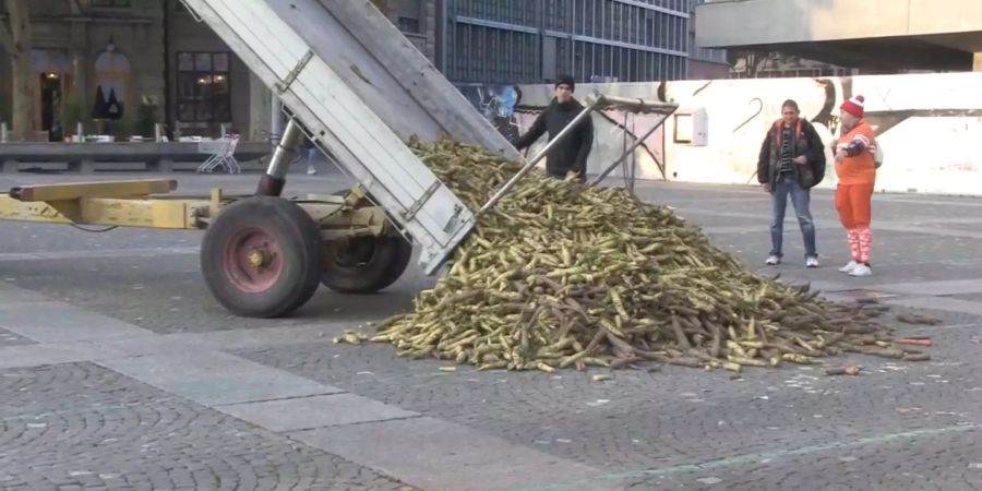 Die Karotten werden mit dem Traktor mitten in der Stadt Zürich auf den Boden gekippt.