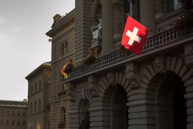 Die Schweizer Fahne weht am Balkon des Ständerates, September 2018