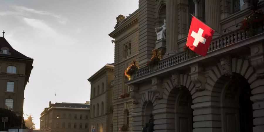 Die Schweizer Fahne weht am Balkon des Ständerates, am Rand der Herbstsession der Eidgenössischen Räte, am Dienstag, 11. September 2018.