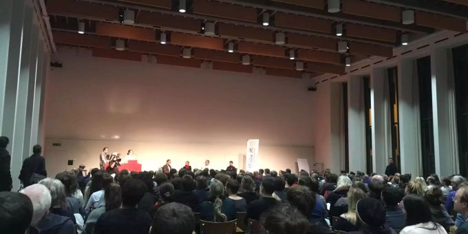 Das Podium in der Aula der Universität Basel. Das Podium in der Aula der Universität Basel.