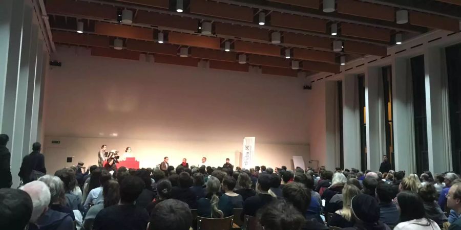 Das Podium in der Aula der Universität Basel.