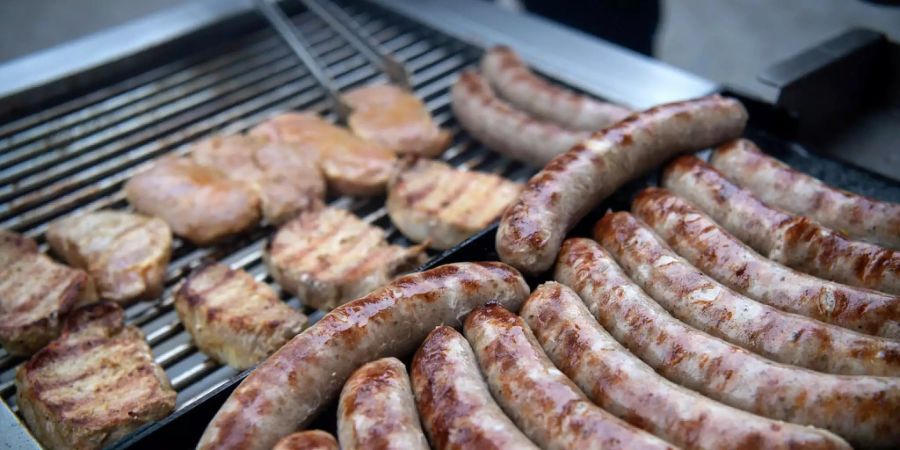 Fleisch liegt auf einem Grill.