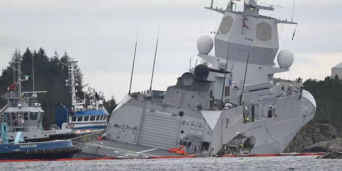 Die norwegische Fregatte "KNM Helge Ingstad" liegt nach einer Kollision mit dem Tanker «Sola TS» im Wasser.