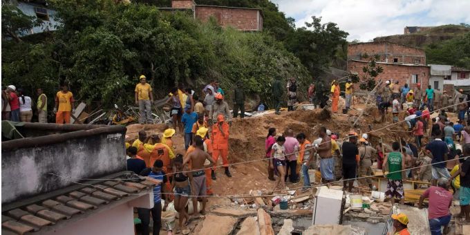Anwohner, Freiwillige und Feuerwehrleute sind nach einem Erdrutsch im Einsatz. Mehrere Menschen wurden bei einem Erdrutsch in der Nähe von Rio de Janeiro getötet und verletzt.