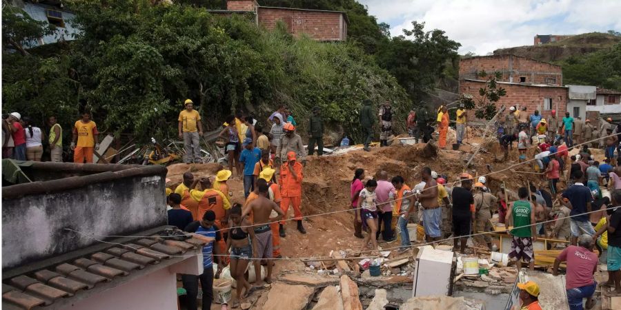 Anwohner, Freiwillige und Feuerwehrleute sind nach einem Erdrutsch im Einsatz. Mehrere Menschen wurden bei einem Erdrutsch in der Nähe von Rio de Janeiro getötet und verletzt.