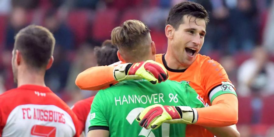 «Da hab ich gedacht, ich will unbedingt mal auf Facebook oder auf Youtube damit», sagt der Goalie von Hannover 96, Philipp Tschauner (31). Gemeint ist sein Abstoss im Spiel gegen den FC Augsburg: Tschauner will den Ball flach auf den Aussenverteidiger passen, trifft den Ball aber komplett falsch und spielt direkt ins Aus. Eckball für Augsburg. Die Szene bleibt aber folgenlos und Hannover gewinnt nach einem Joker-Doppelpack mit 2:1.