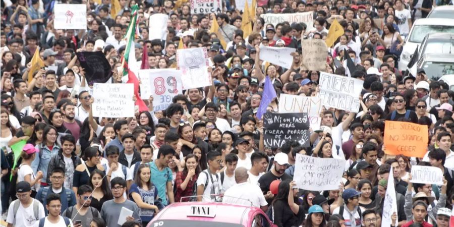 Studenten protestieren in Mexiko-Stadt gegen Gewalt.