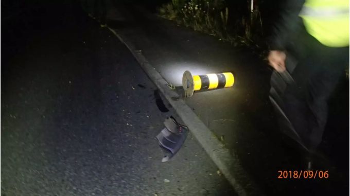 Umgerammter schwarz-gelb gestreifter Leitpfosten am Strassenrand - zvg Kantonspolizei Aargau Umgerammter schwarz-gelb gestreifter Leitpfosten am Strassenrand - zvg Kantonspolizei Aargau