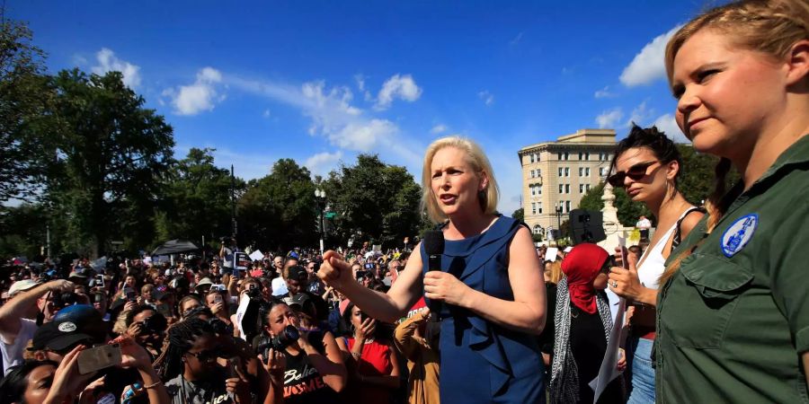 Kirsten Gillibrand (l), US-Senatorin, spricht neben dem Model Emily Ratajkowski (2.v.r) und der Schauspielerin Amy Schumer (r) während einer Kundgebung gegen die Ernennung des Kandidaten Kavanaugh an den obersten Gerichtshof.