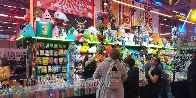 Auch mit Merchandise und Lebensmitteln kann man sich am HeroFest eindecken. Diverse Artikel, welche an die japanische Popkultur angelehnt sind werden an einem Stand verkauft.
