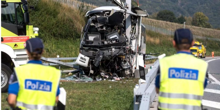 Die Polizei musste einige Passagiere aus dem Bus befreien.