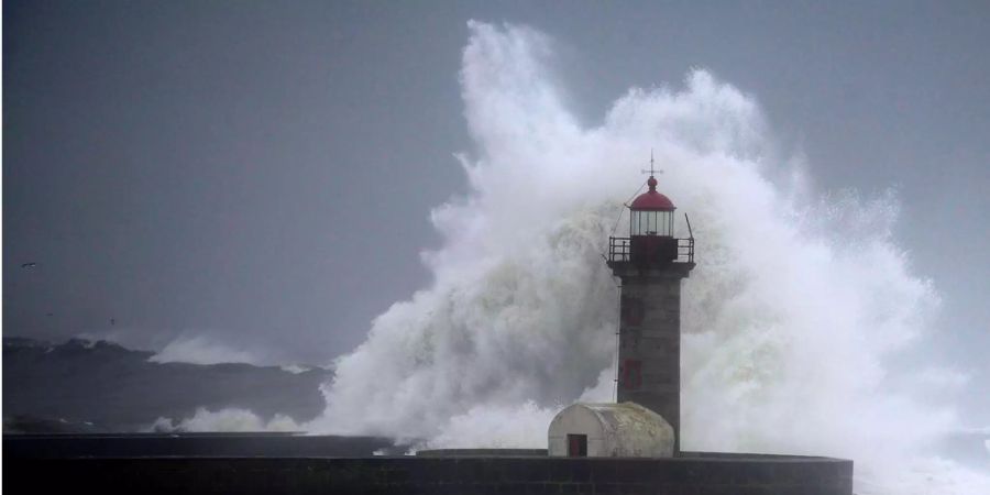 Wegen eines Sturms wird ein portugiesischer Leuchtturm von Wellen eingehüllt.