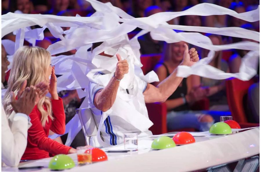 Nur einen triffts: Pop-Titan Dieter Bohlen wird mit Klo-Papier eingedeckt.