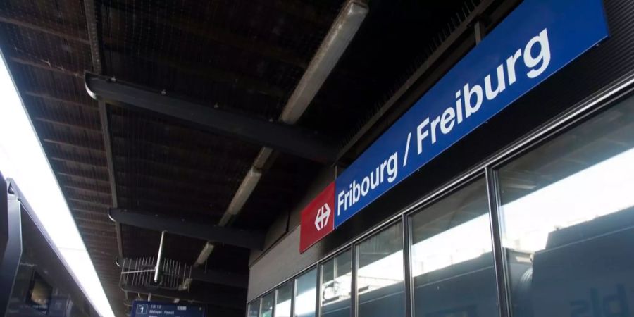 Ein Schild in deutscher und französischer Sprache beim Bahnhof in Fribourg.