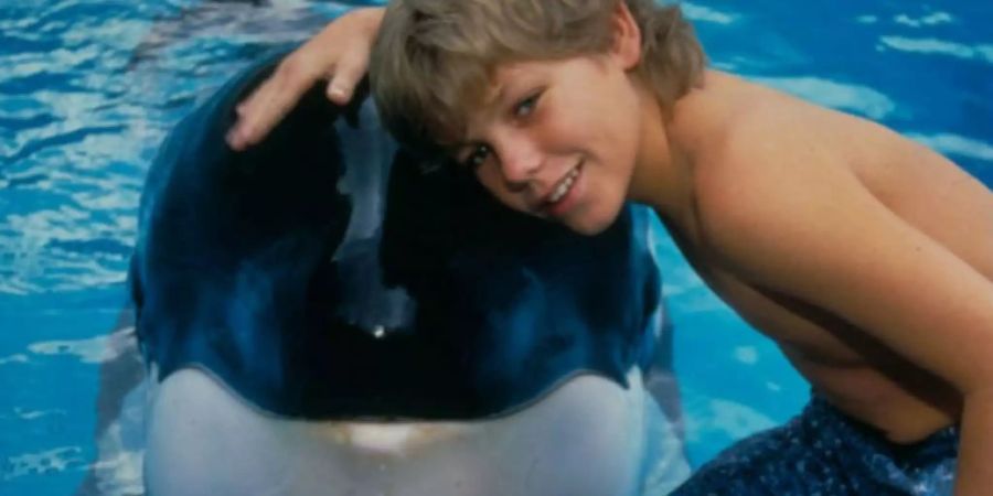 Free-Willy-Star Jesse kuschelt 1993 mit seinem Orca. Schon damals lösten Freizeitparks durch Orca-Haltug Empörung aus.